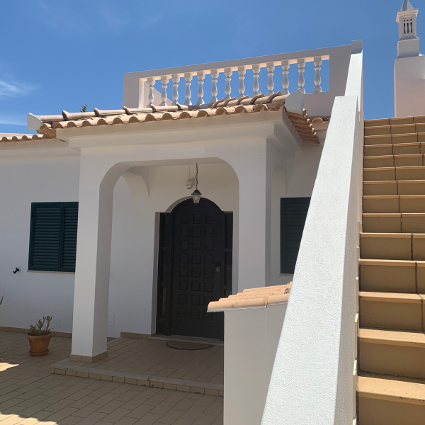 Casa térrea com terraços no campo | Charming house with shared poolwih 